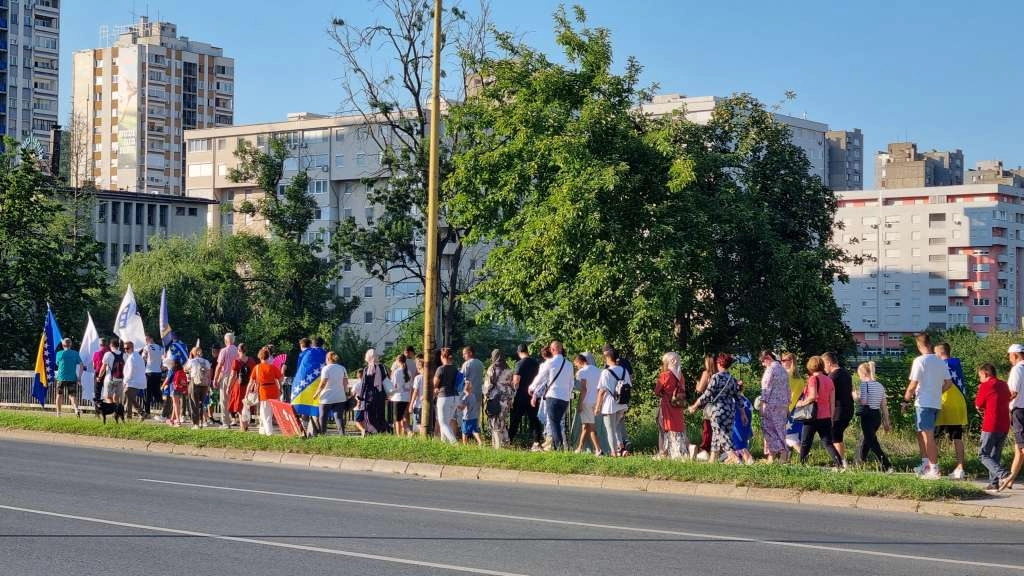U Tuzli održana šetnja '8372 za Srebrenicu' - Srebrenica je naša trajna obaveza